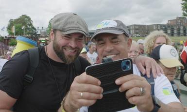 Tim Hogenbosch maakt een selfie met iemand die de Nijmeegse vierdaagse loopt